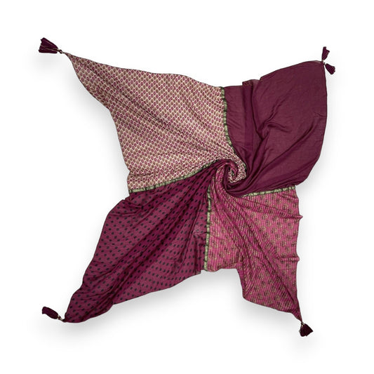 Quadratisches Patchwork-Halstuch in Himbeerrot mit verschiedenen Mustern, Punkten und Blumen, elegante Tasseln an den Ecken