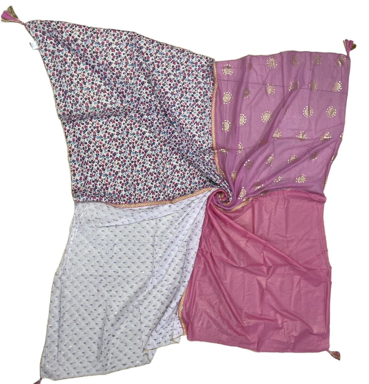 Quadratisches Patchwork-Tuch mit floralem Liberty-Druck, weißem Muster und rosa Fächer-Abschnitt, goldene Verzierungen
