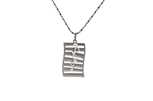 Rechteckiger Design-Anhänger mit Streifen und Kristallen an grauer Kette, moderner Schmuck von Ikita