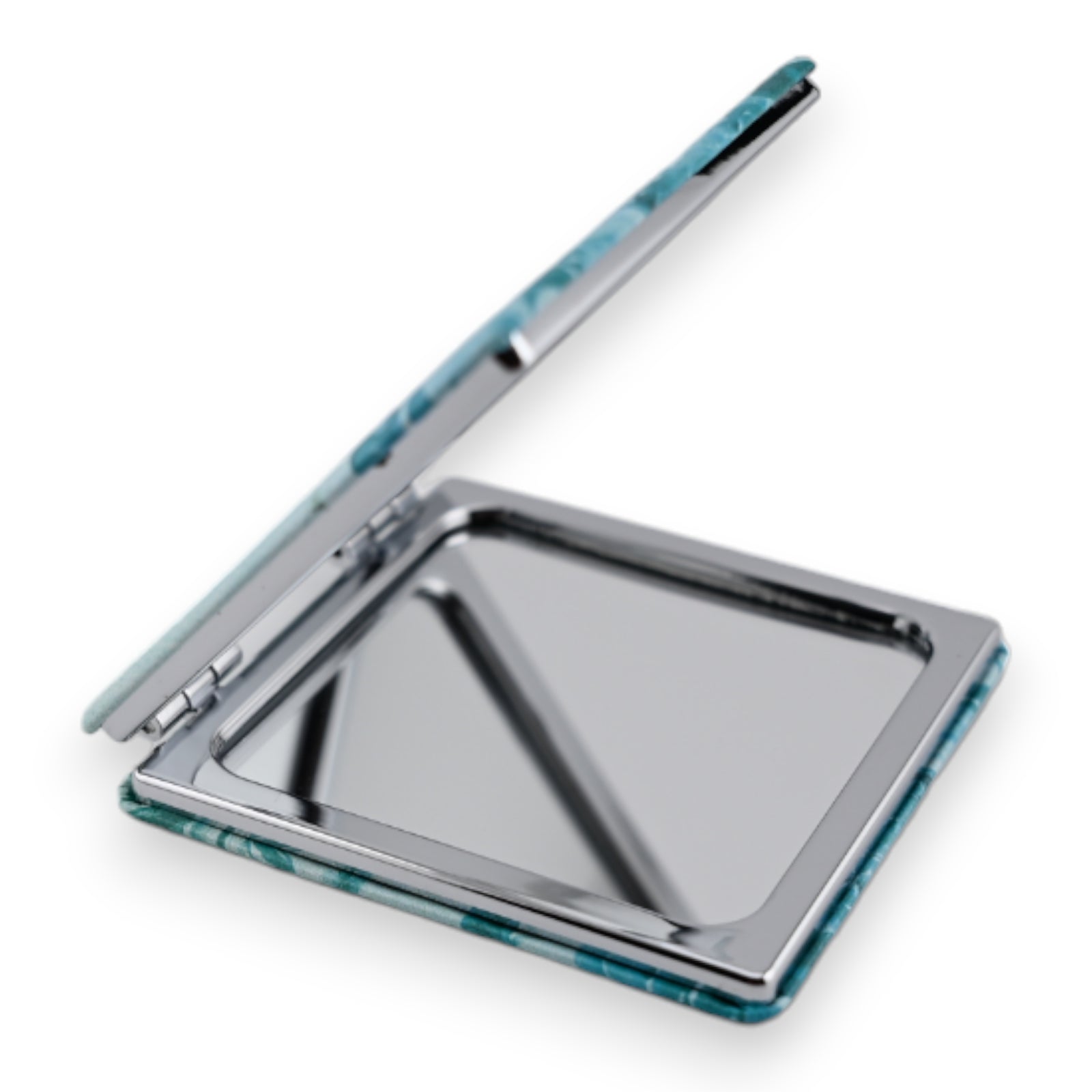 Kompakter Reisespiegel mit türkisfarbenem Muster, aufgeklappt mit Spiegelfläche sichtbar, quadratische Form