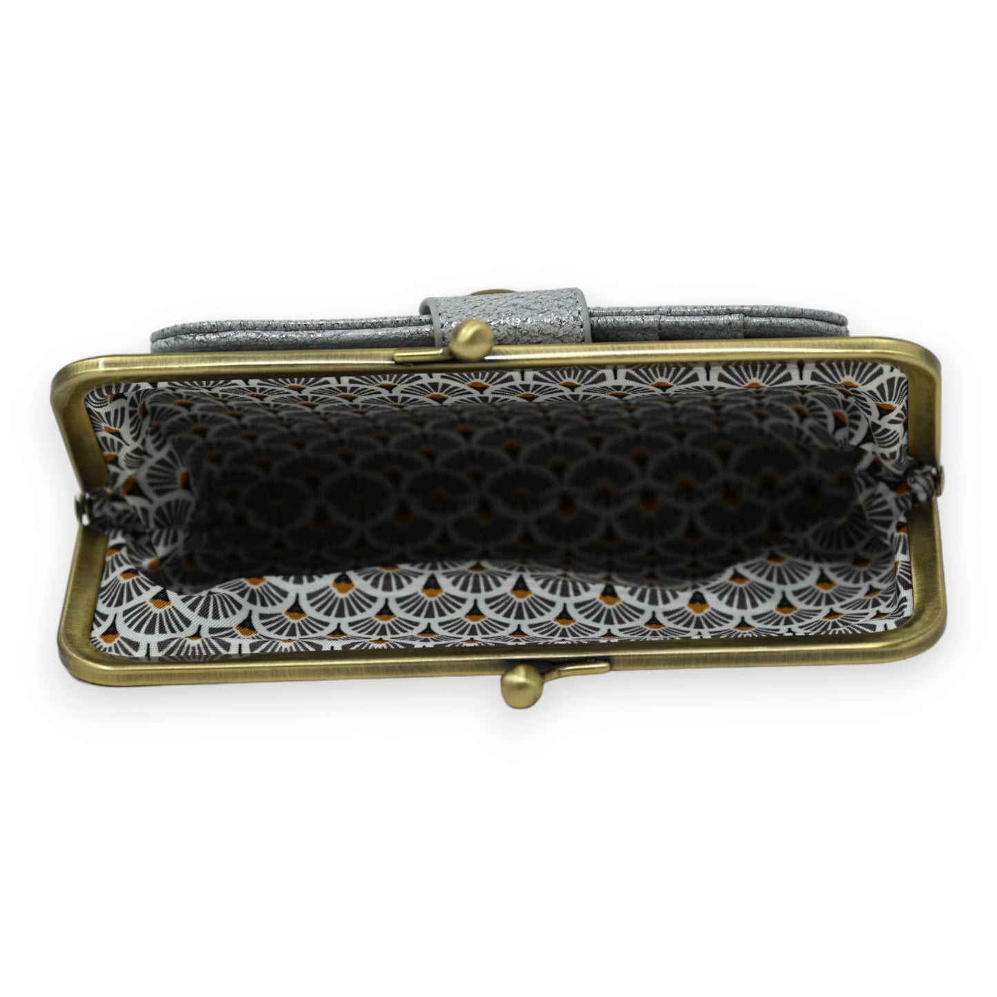 Vintage-Geldbörse mit silbergrauem Leder, Metallverschluss und Art-Deco-Innenfutter, geöffnet präsentiert
