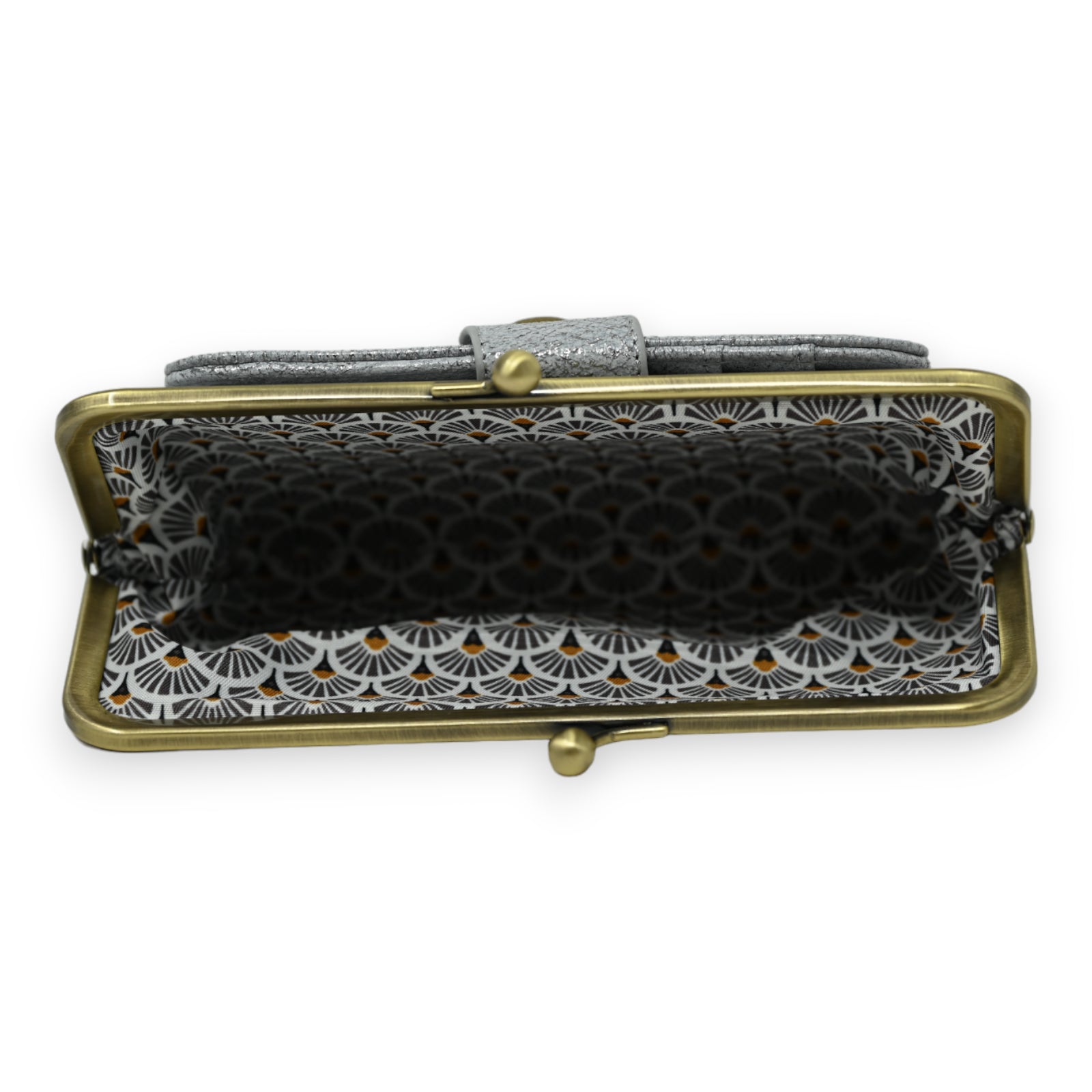 Vintage-Geldbörse mit silbergrauem Leder, Metallverschluss und Art-Deco-Innenfutter, geöffnet präsentiert