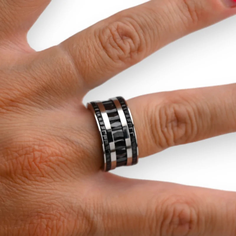 Trendiger silberner Ring mit schwarzem Stein