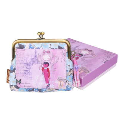 Bunte Geldbörse mit Mädchen-Motiv, rosa und blau, mit Goldverschluss und Quaste, neben lila Geschenkbox