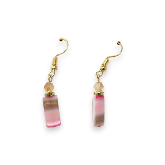 Goldene Ohrringe mit rechteckigen rosa und braunen Anhängern, kleinen goldenen Perlen und Kristallen