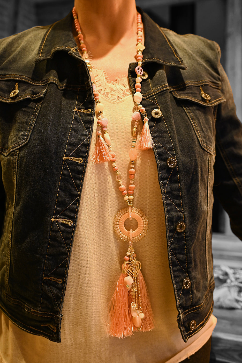 Fantasie Halskette in Rosa Nuancen mit rundem Medaillon, Quasten und Charm-Anhängern