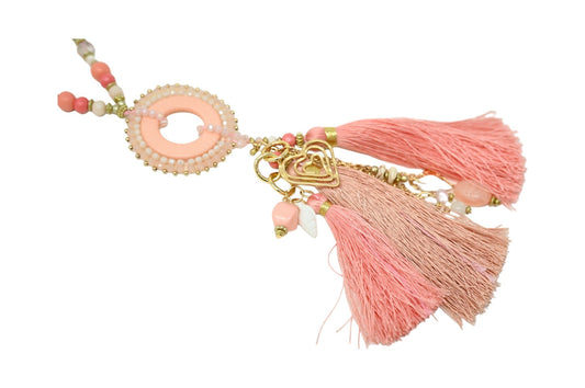 Rosafarbene Boho-Halskette mit rundem Medaillon, Quasten, Perlen und Charm-Anhängern in Gold und Korallentönen