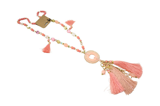 Fantasie Halskette in Rosa Nuancen mit rundem Medaillon, Quasten und Charm-Anhängern