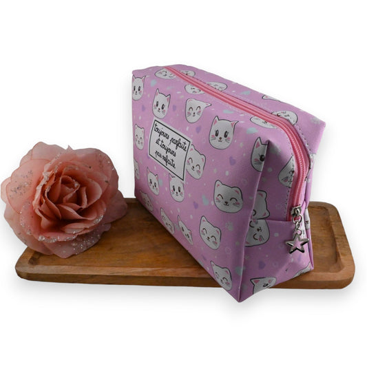 Rosa Kosmetiktasche mit Katzenmotiv, pink-weiße Blume und Holzuntergrund, perfekt für Reisen und Makeup-Aufbewahrung