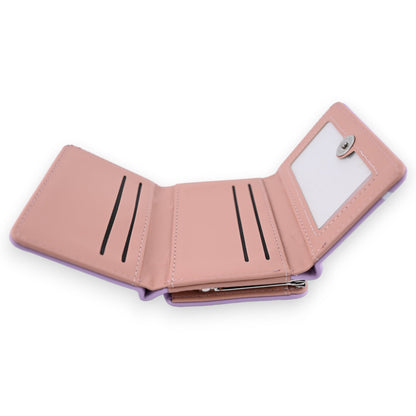 Rosa Kompaktbrieftasche mit Kartenfächern und Sichtfenster, aufgeklappt gezeigt. Elegantes Design in Pastellfarben.