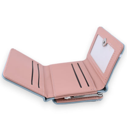 Rosa Kompaktgeldbörse mit mehreren Kartenfächern, Münzfach und Sichtfenster, geöffnet auf weißem Hintergrund