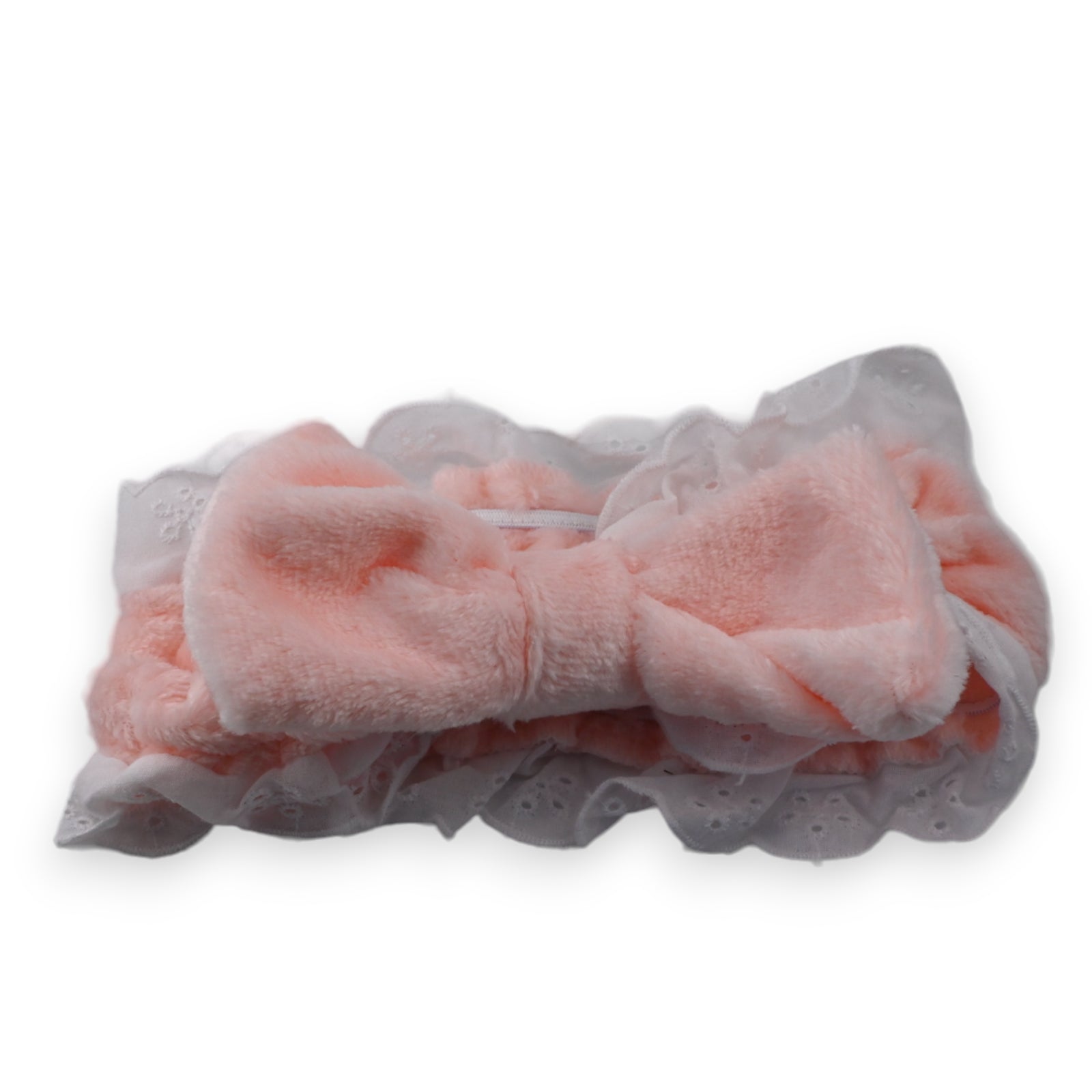 Weiches rosa Stirnband mit weißer Spitze und flauschiger Schleife für Frauen, Kosmetik-Accessoire auf weißem Hintergrund