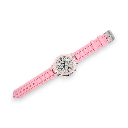 Rosafarbene Silikonuhr mit rundem Zifferblatt, silbernem Gehäuse und Chronographen-Funktion auf weißem Hintergrund