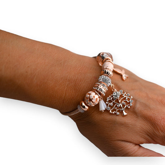 Rosegold Kupfer Armband mit Baum des Lebens Charm, Perlen und Kristallen auf brauner Haut präsentiert