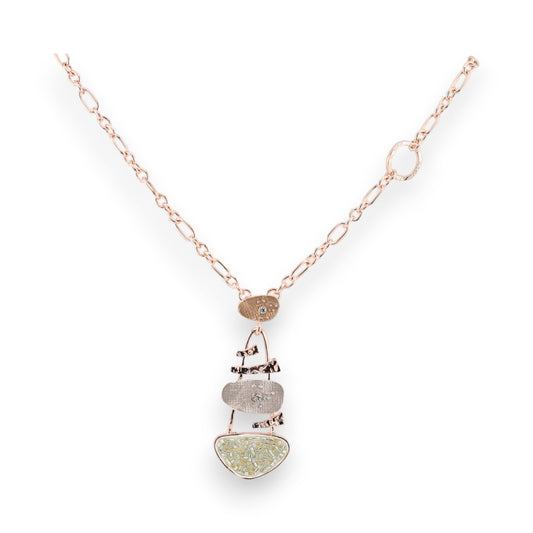 Elegante Halskette mit rosegoldenem Kettenglied und dreifachem Anhänger: gold, silber und weiß mit Kristallen