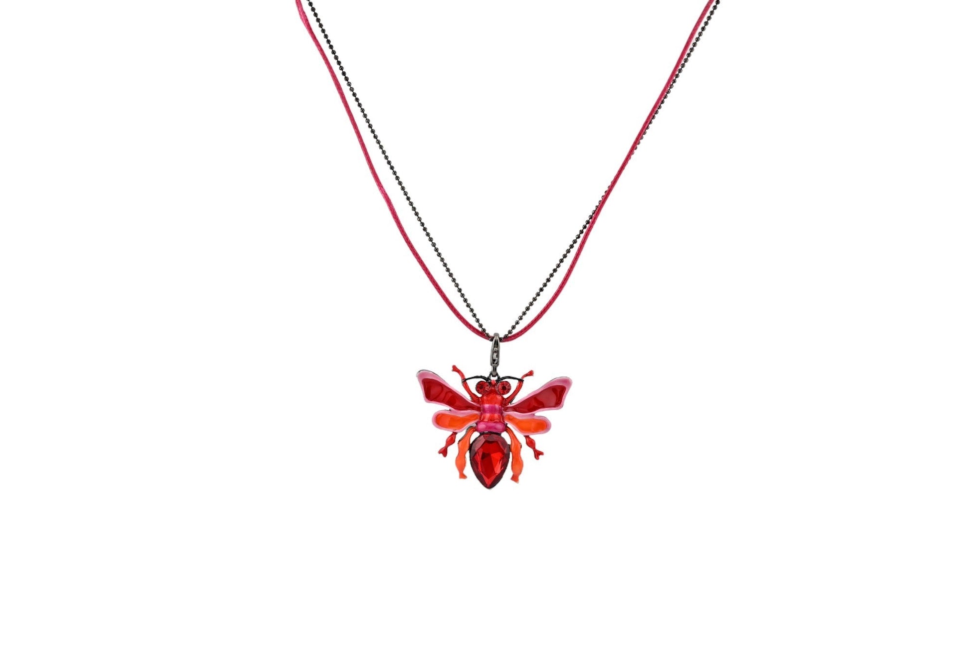 Halskette mit rotem Bienenanhänger aus Kristall, doppelter Kette in Schwarz und Pink auf weißem Hintergrund