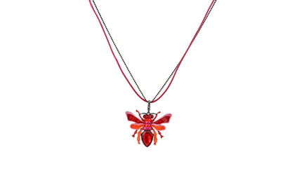 Halskette mit rotem Bienenanhänger aus Kristall, doppelter Kette in Schwarz und Pink auf weißem Hintergrund