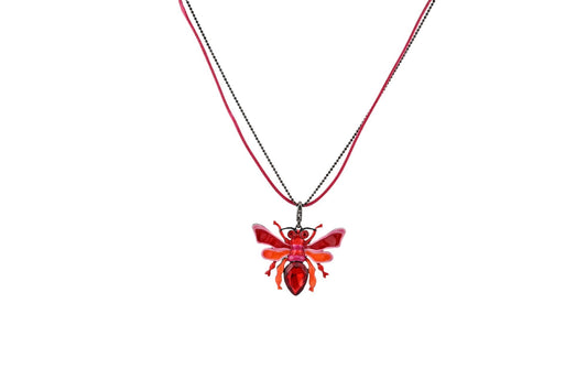 Halskette mit rotem Bienenanhänger aus Kristall, doppelter Kette in Schwarz und Pink auf weißem Hintergrund