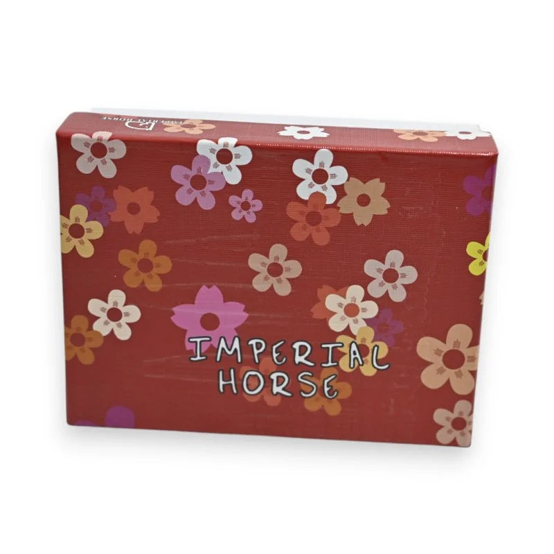 Rote Schachtel mit Blumenmuster und Text 'Imperial Horse', dekorativer Retro-Stil