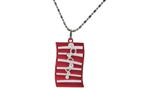 Rote geometrische Halskette mit silbernem Anhänger, moderner Modeschmuck von Ikita, auf weißem Hintergrund