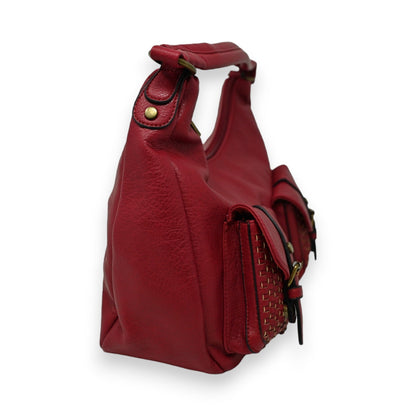 Elegante rote Lederhandtasche mit gewebtem Muster, Reißverschluss und Tragegriff, seitliche Ansicht auf weißem Hintergrund