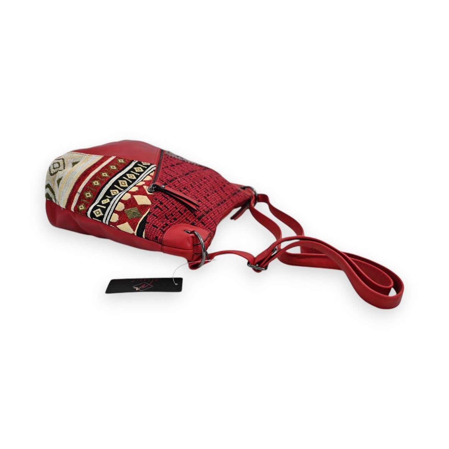Rote Patchwork-Umhängetasche mit ethnischem Muster, Reißverschluss und verstellbarem Schulterriemen auf weißem Hintergrund