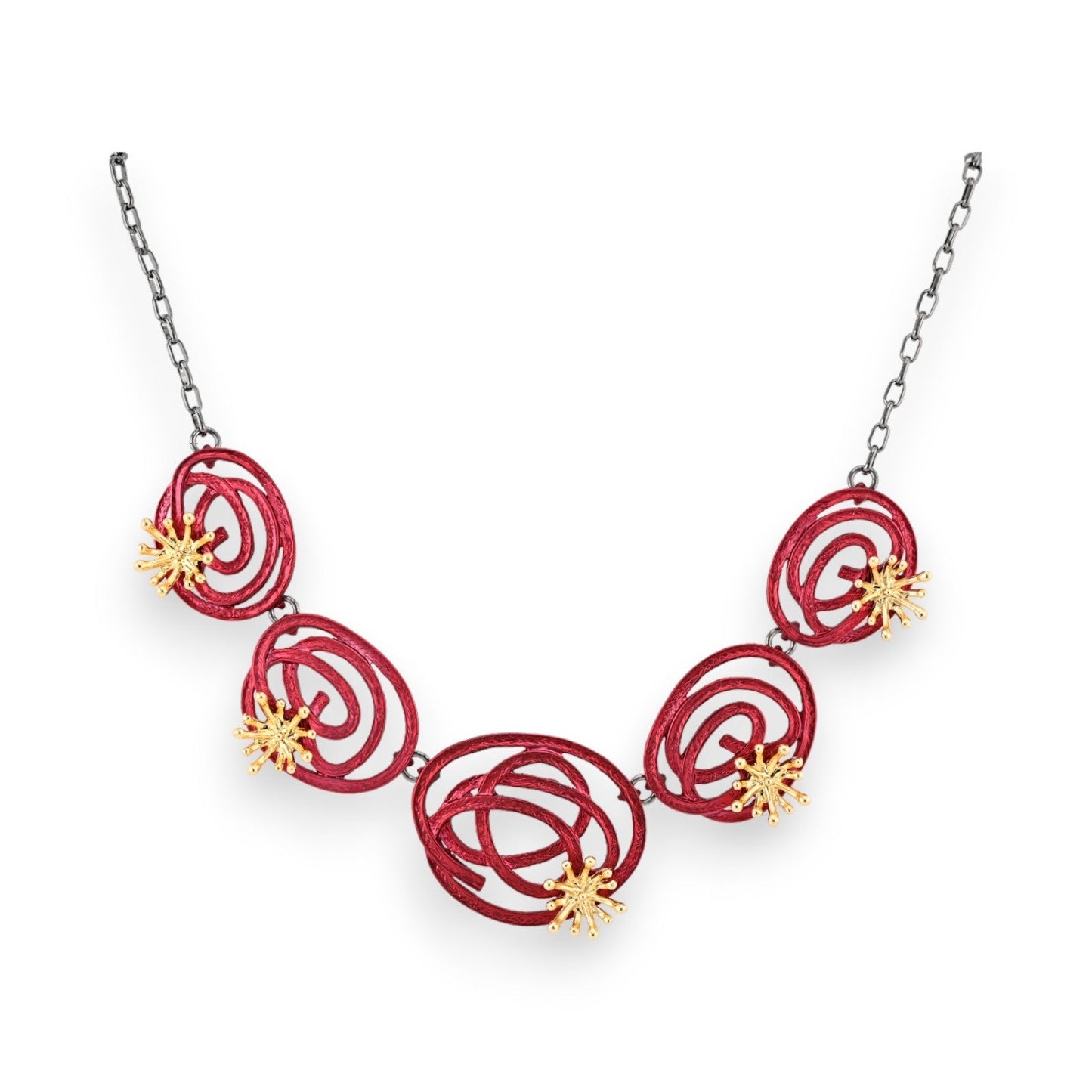 Elegante Halskette mit fünf bordeauxroten Spiralelementen und goldenen Sternen, verbunden durch eine silberne Kette