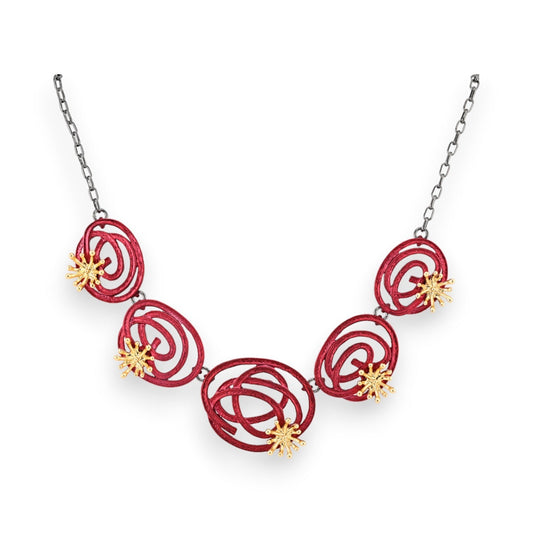 Elegante Halskette mit fünf bordeauxroten Spiralelementen und goldenen Sternen, verbunden durch eine silberne Kette