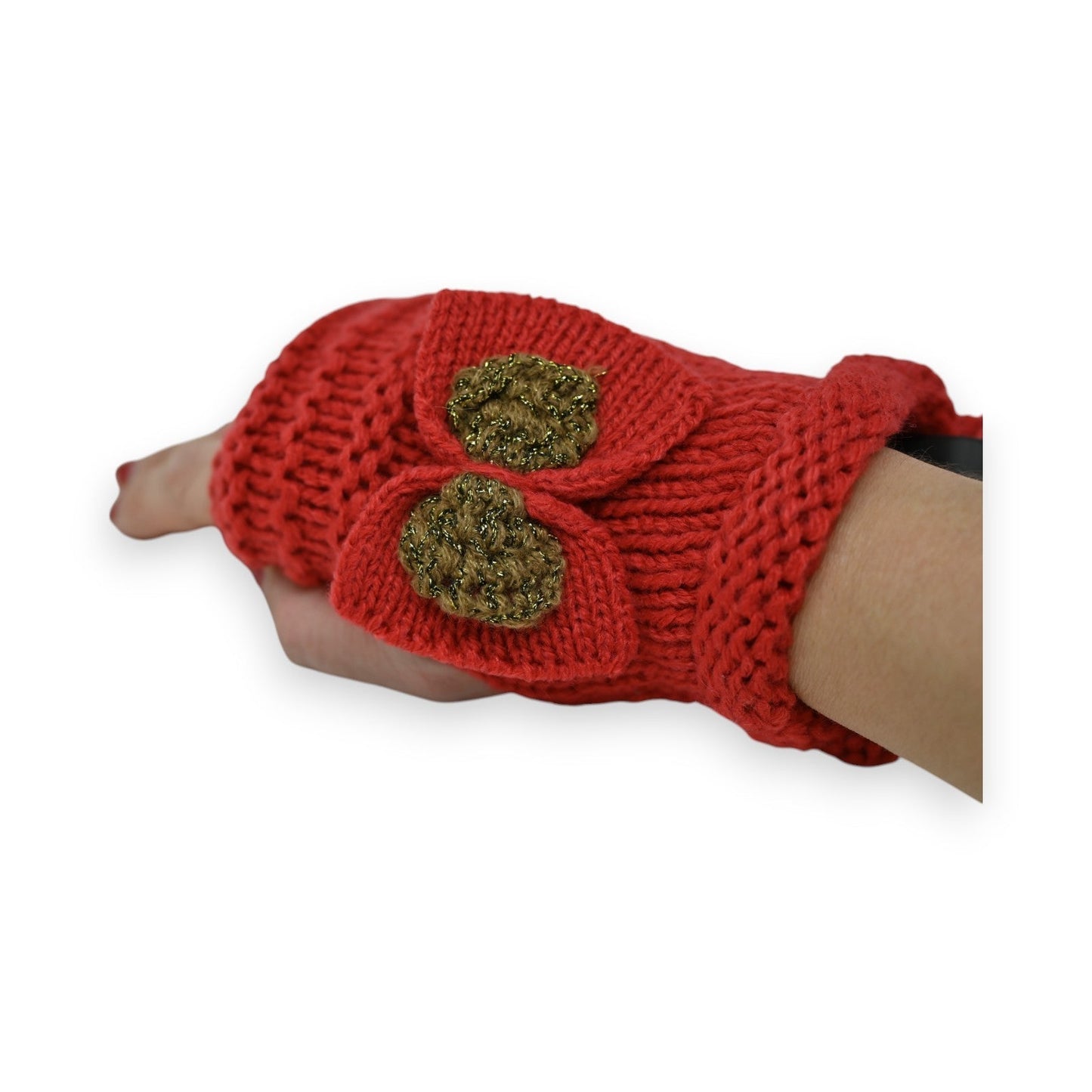 Roter Strickhandschuh mit zwei goldenen Verzierungen, an einer Hand getragen. Nahaufnahme des handgefertigten Winteraccess...