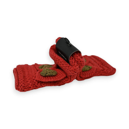 Rote Strickhandschuhe mit goldenen Knöpfen und schwarzem Etikett auf weißem Hintergrund, Nahaufnahme von Handarbeit