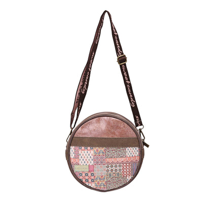 Runde Umhängetasche mit Patchwork-Design, braunem Leder und bunten Mustern, verstellbarer Schulterriemen mit Schriftzug