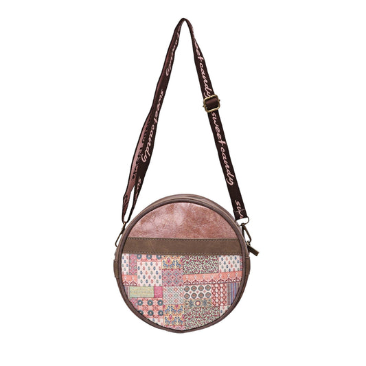 Runde Umhängetasche mit Patchwork-Design, braunem Leder und bunten Mustern, verstellbarer Schulterriemen mit Schriftzug