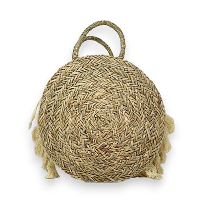Runder Strohsack im Boho-Stil, beige, mit Griffen und Quasten, handgewebtes Naturmaterial, sommerliche Strandtasche