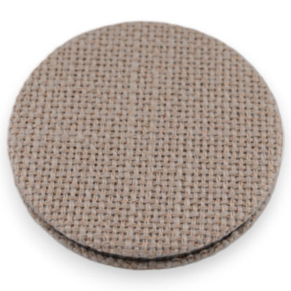 Runder Taschenspiegel mit beigefarbenem Textilbezug in Weboptik, kompaktes Design für unterwegs