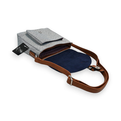 Elegante Schultertasche aus grauem Leinen mit Lurex, braunem Lederriemen und marineblauem Innenfutter, geöffnet