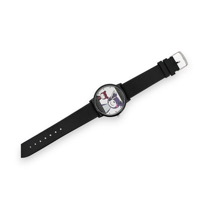 Armbanduhr mit schwarzem Lederband und Zifferblatt mit niedlichen Teddybär-Motiven in Rot und Lila auf weißem Hintergrund