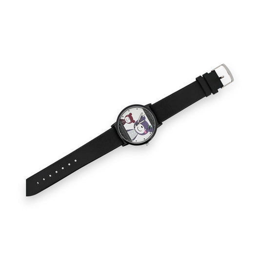 Armbanduhr mit schwarzem Lederband und Zifferblatt mit niedlichen Teddybär-Motiven in Rot und Lila auf weißem Hintergrund