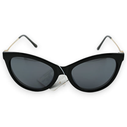 Stilvolle schwarze Katzenaugen-Sonnenbrille mit goldfarbenen Bügeln und dunkelgrauen Gläsern auf weißem Hintergrund