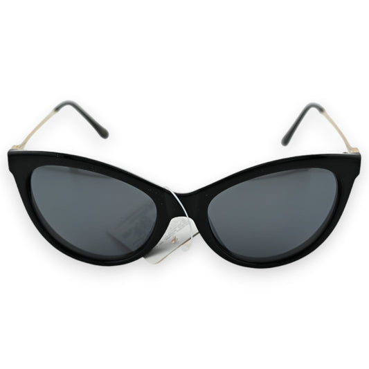 Stilvolle schwarze Katzenaugen-Sonnenbrille mit goldfarbenen Bügeln und dunkelgrauen Gläsern auf weißem Hintergrund