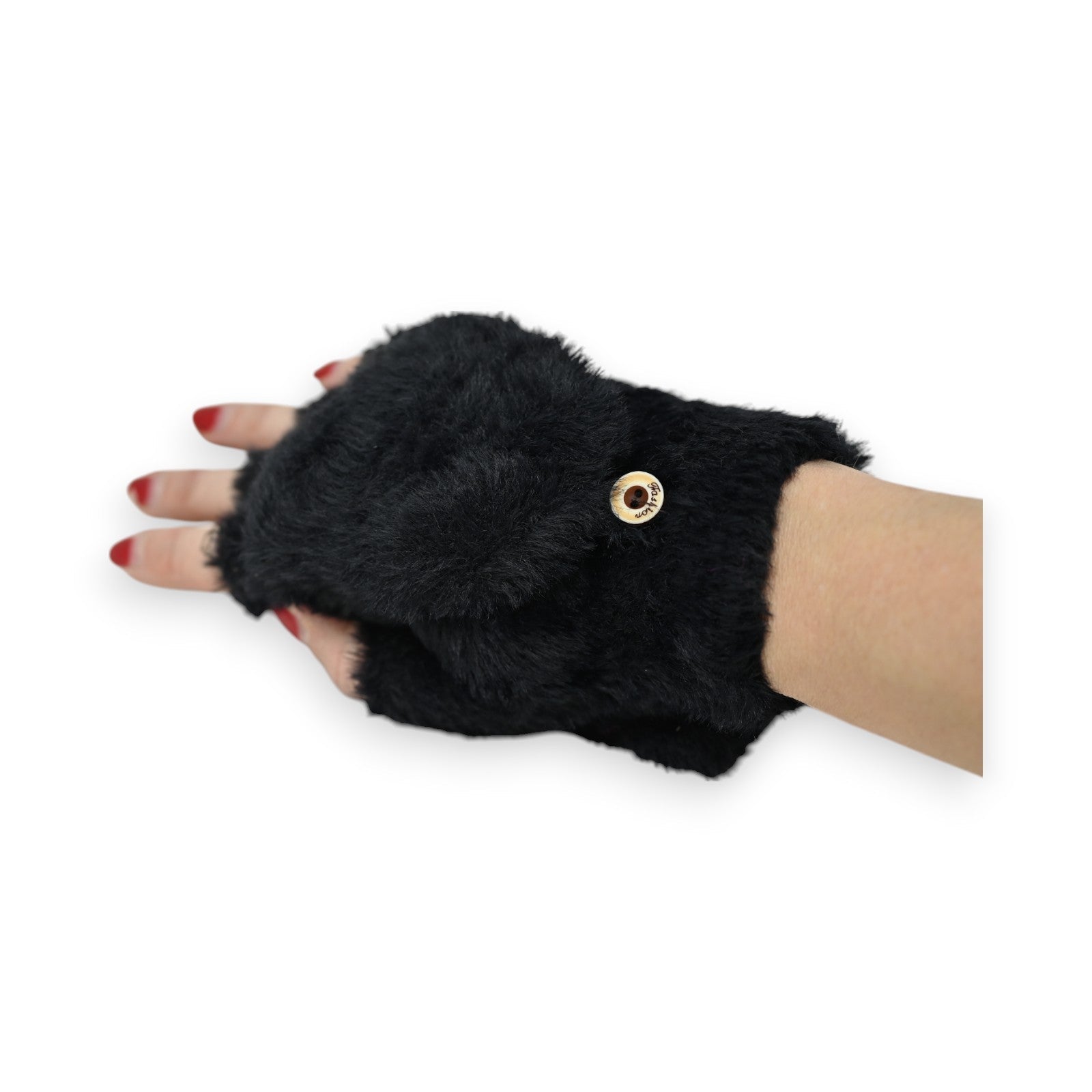 Schwarzer flauschiger fingerloser Handschuh mit goldenem Knopf, getragen an einer Hand mit rot lackierten Nägeln