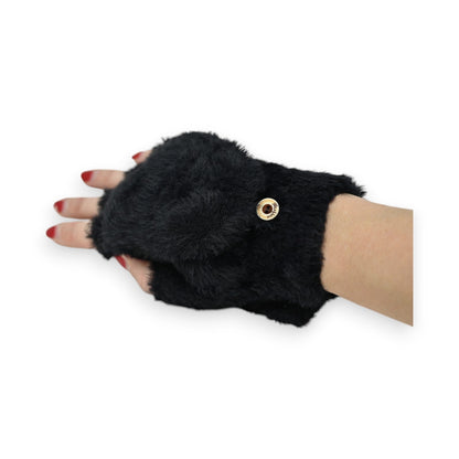 Schwarzer flauschiger fingerloser Handschuh mit goldenem Knopf, getragen an einer Hand mit rot lackierten Nägeln
