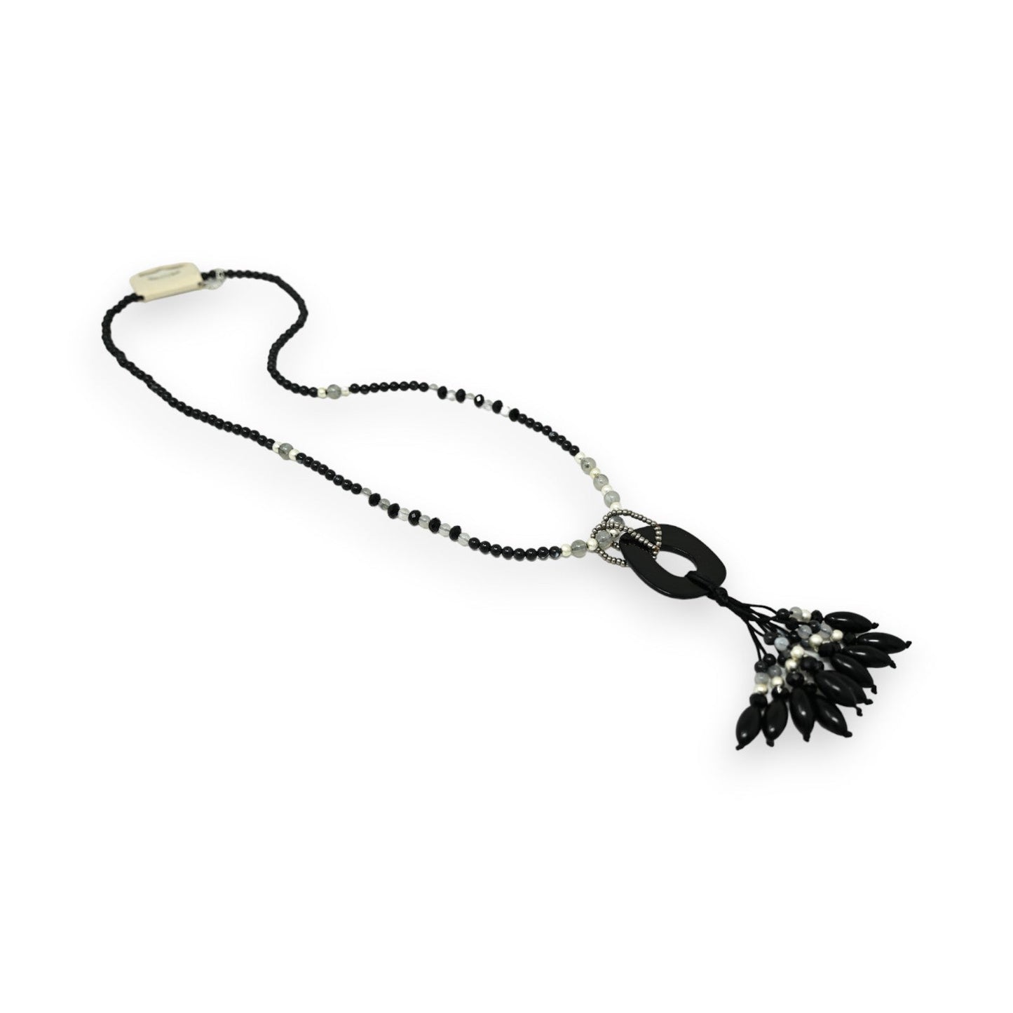 Lange schwarze Halskette mit weißen Perlen, rundem Anhänger und schwarzer Quaste. Eleganter Modeschmuck für Damen.