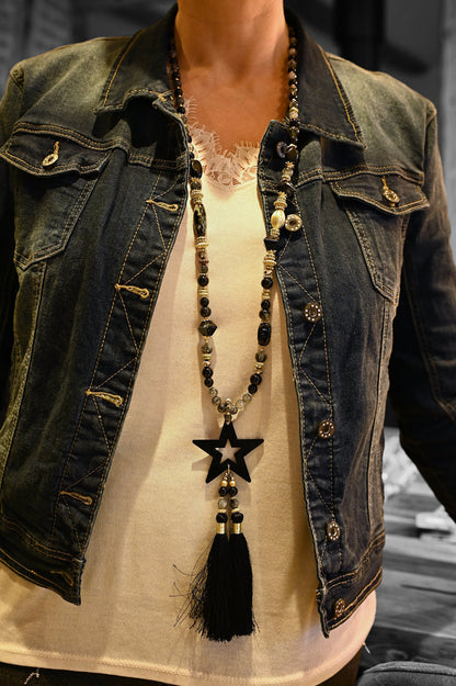 Halskette in schwarzen Nuancen