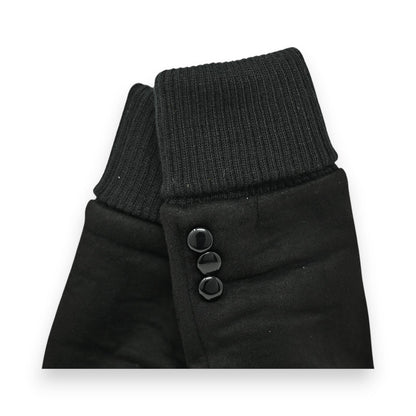 Schwarze Handschuhe mit Strickbündchen und Wildlederoptik, drei Knöpfe als Detail, elegantes Design für kalte Tage