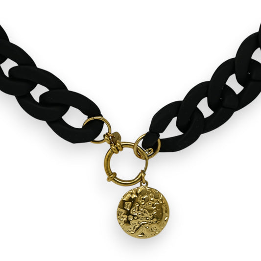 Schwarze Harzkette mit goldenem Ringverschluss und rundem, geschnitztem Medaillon-Anhänger aus Gold