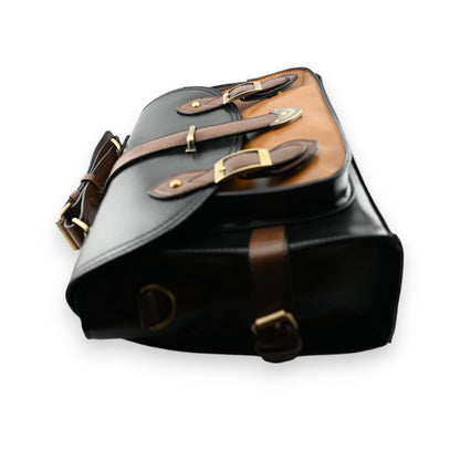 Große Vintage-Schultasche in Schwarz und Kamelfarben mit Lederriemen und Goldschnallen, seitliche Ansicht