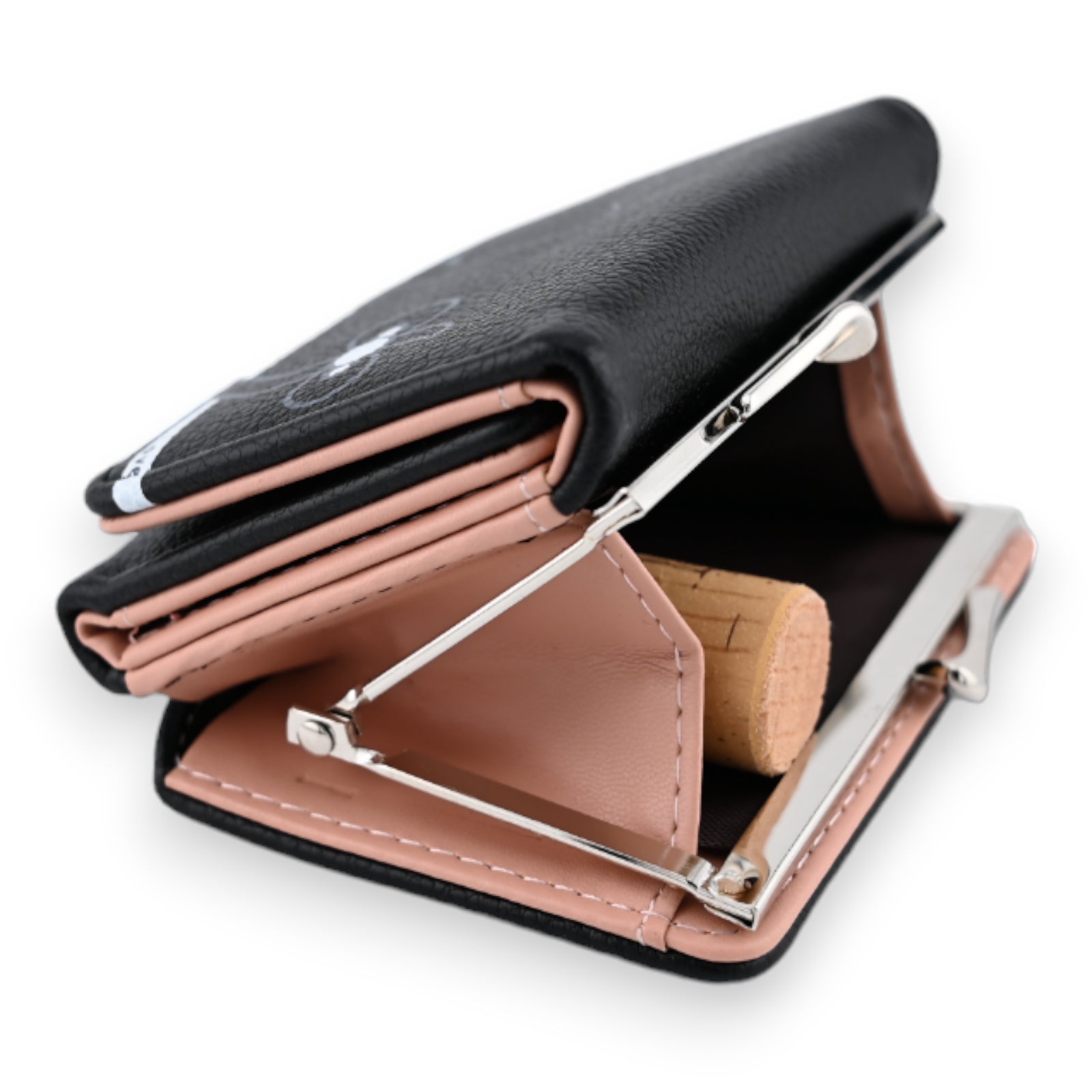 Schwarze Ledergeldbörse mit rosa Innenfutter, Münzfach und Metallverschluss, geöffnet auf weißem Hintergrund