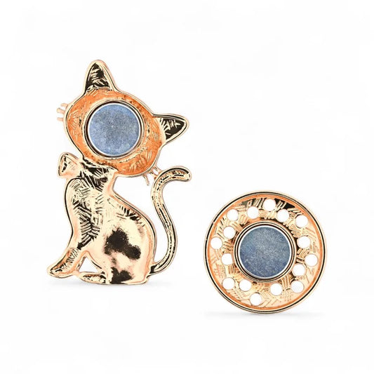 Schwarze emaillierte Katze verziert mit Herzen und Blumen - bunte magnetische Brosche