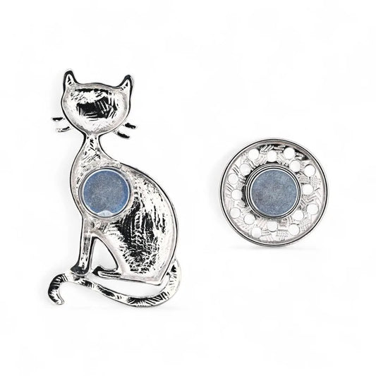 Schwarze elegante Katze mit silbernen Brillen und Blumenmuster - zeitlose elegante Brosche