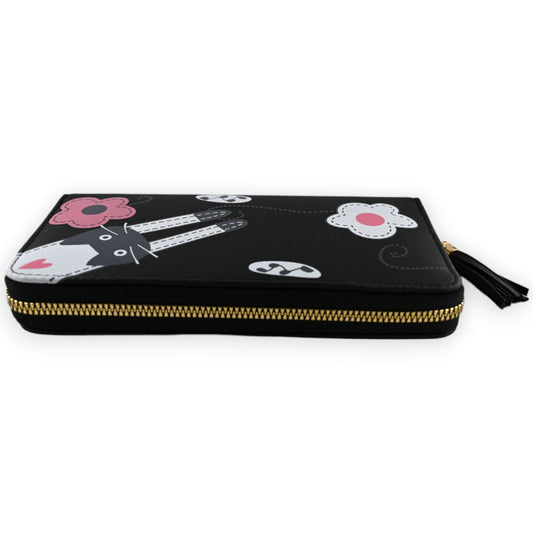 Schwarze Brieftasche mit Reißverschluss, verziert mit Katzen- und Blumenmotiven in Weiß, Grau und Rosa